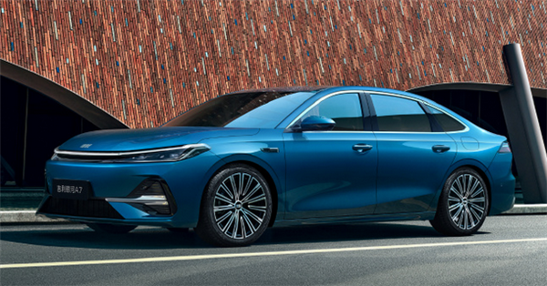 综合续航超2100km!吉利银河A7 EM-i发布:首搭雷神AI电混2.0