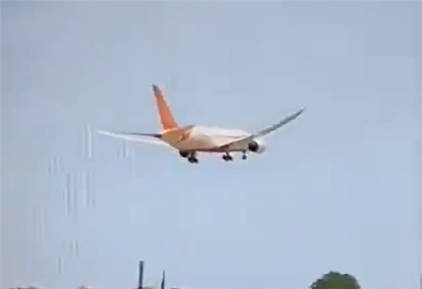 印度波音787-8客机坠毁 最清晰近照曝光:直接摔到楼顶上