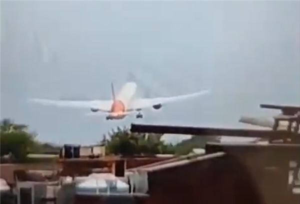 印度波音787-8客机坠毁 最清晰近照曝光:直接摔到楼顶上