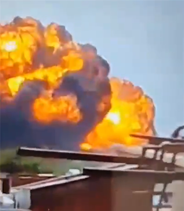 印度波音787-8客机坠毁 最清晰近照曝光:直接摔到楼顶上