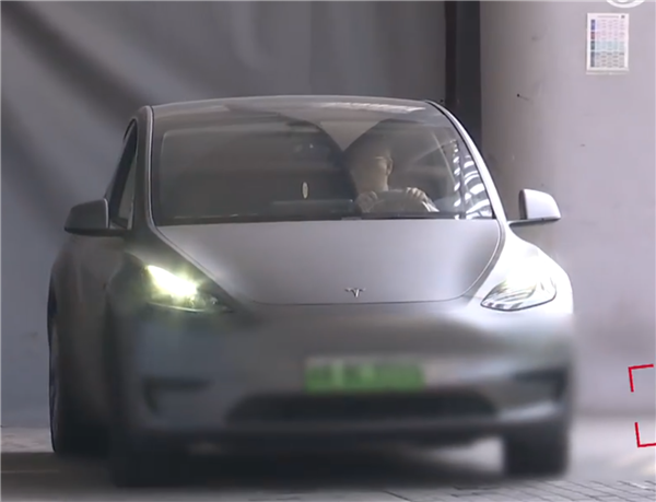 特斯拉车主称快速路遭遇刹车失灵:滑行5到10分钟才停下