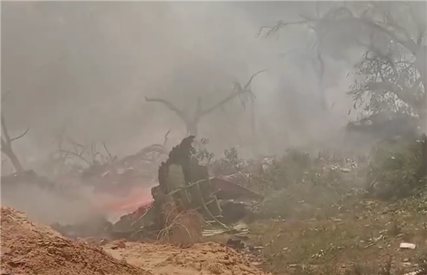 印度波音787-8客机坠毁 最清晰近照曝光:直接摔到楼顶上