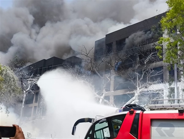 印度波音787-8客机坠毁 最清晰近照曝光:直接摔到楼顶上