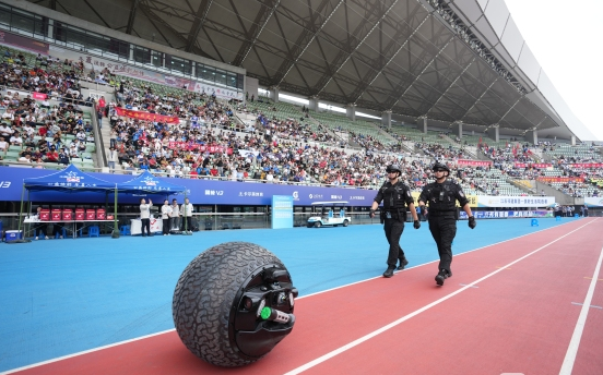 未来感十足!球形机器人亮相苏超赛场:360度环境感知