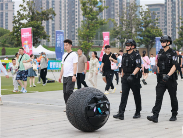 未来感十足!球形机器人亮相苏超赛场:360度环境感知