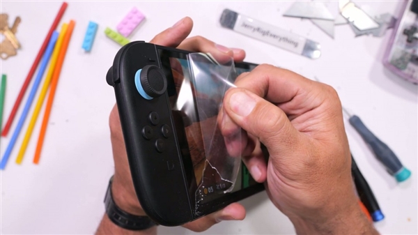 很硬很坚固!Switch 2屏幕惨遭锤子砸了50次:竟然还能正常玩