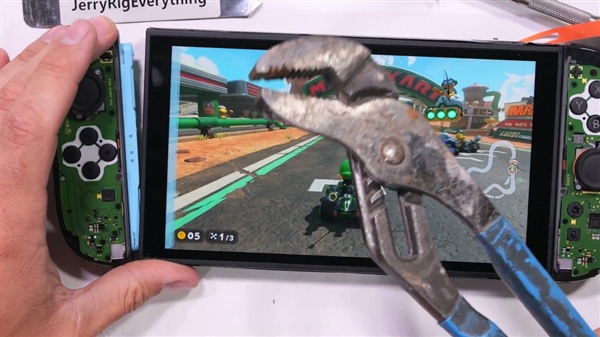 很硬很坚固!Switch 2屏幕惨遭锤子砸了50次:竟然还能正常玩