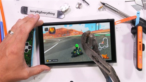 很硬很坚固!Switch 2屏幕惨遭锤子砸了50次:竟然还能正常玩