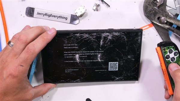 很硬很坚固!Switch 2屏幕惨遭锤子砸了50次:竟然还能正常玩