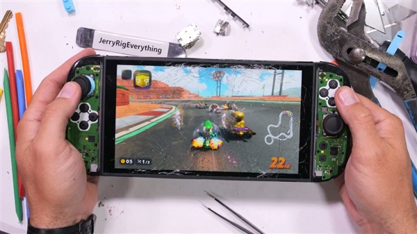 很硬很坚固!Switch 2屏幕惨遭锤子砸了50次:竟然还能正常玩