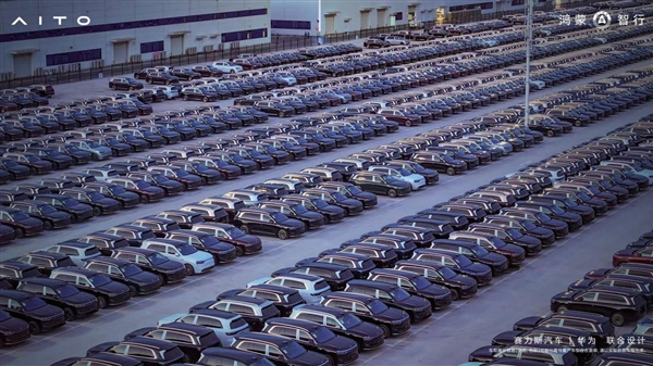 2025年现象级豪华SUV:问界M8蝉联40万级销冠