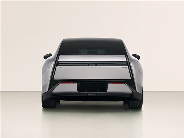 国产电动轿车新标杆!小鹏P7续航突破820km 年内就能提车