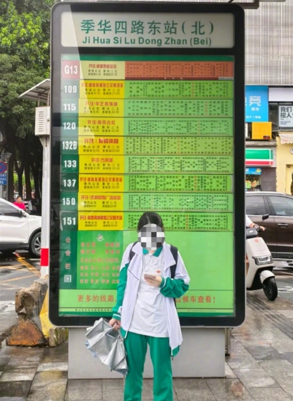 佛山一公交牌目测超3米 网友吐槽:是给姚明看的