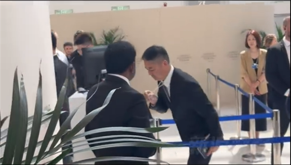 刘强东出现在夏季达沃斯会场 正去参加总理闭门会