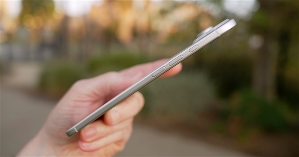 苹果为极致轻薄妥协太多:iPhone 17 Air前摄被迫挪位