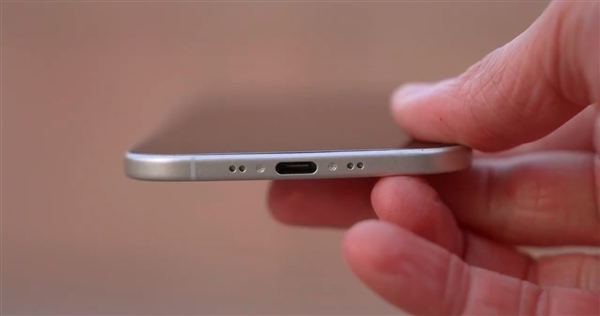 苹果为极致轻薄妥协太多:iPhone 17 Air前摄被迫挪位