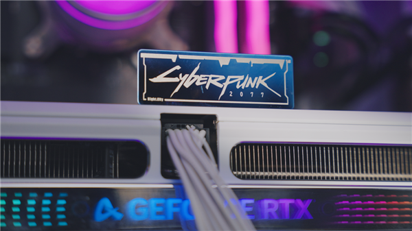 纯白大玩具 旗舰新选择!电竞叛客5090 D v2 X3W OC性能实测