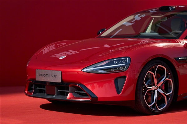新一代小米SU7全新配色赤霞红首次揭幕网友:跑婚车绝配