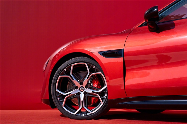 新一代小米SU7全新配色赤霞红首次揭幕网友:跑婚车绝配