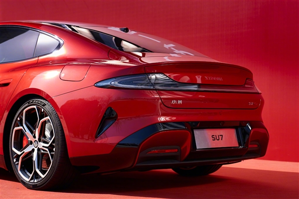 新一代小米SU7全新配色赤霞红首次揭幕网友:跑婚车绝配